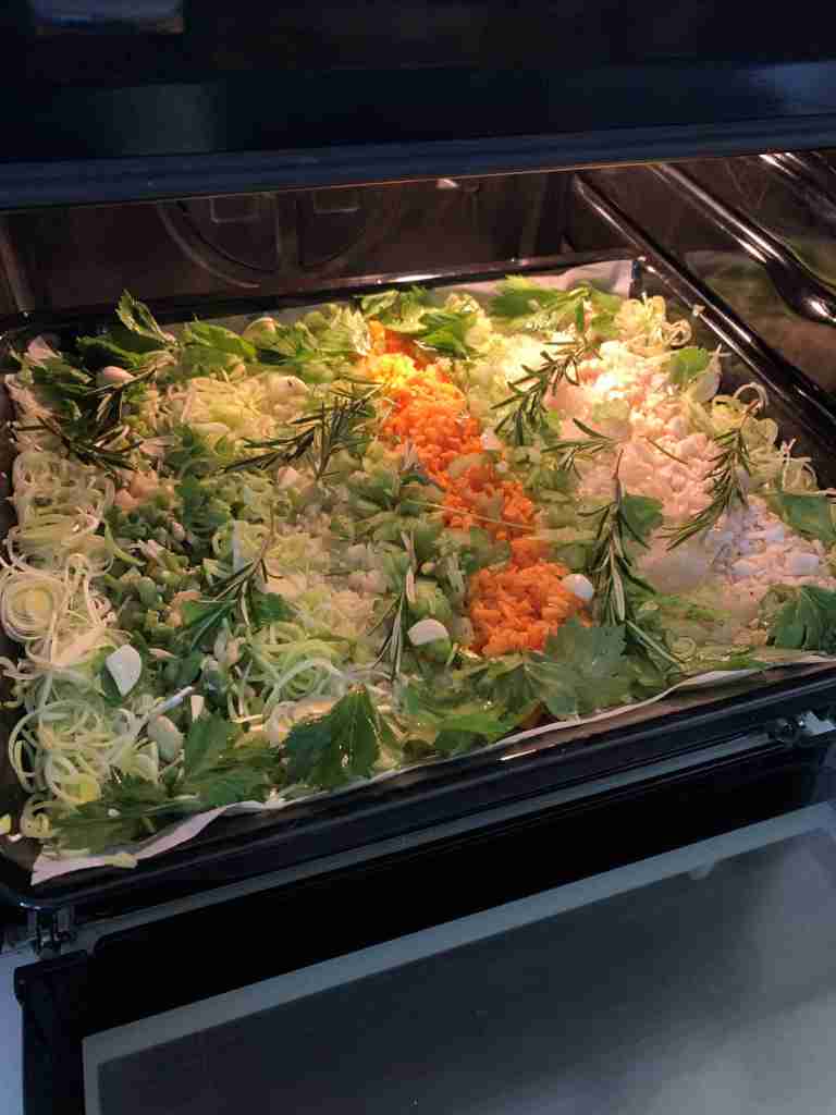 Hier droog ik groente en kruiden om bouillonpoeder te maken. De hoeveelheid was te groot voor de voedseldroger, dus daarom heb ik voor de oven gekozen